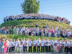 Wielkie wspólne śpiewanie "Prząśniczki" w parku Ocalałych