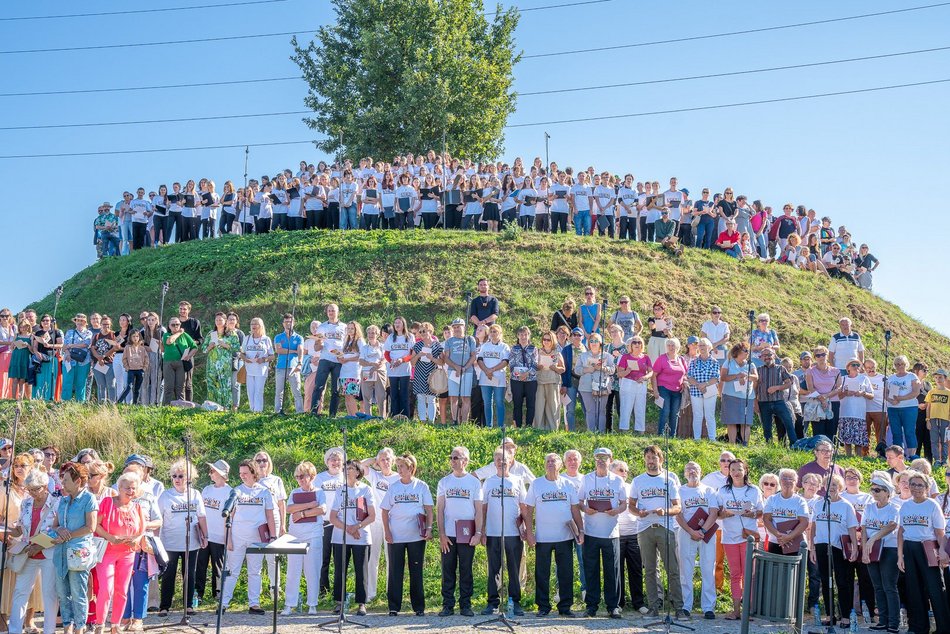 Wielkie wspólne śpiewanie "Prząśniczki" w parku Ocalałych