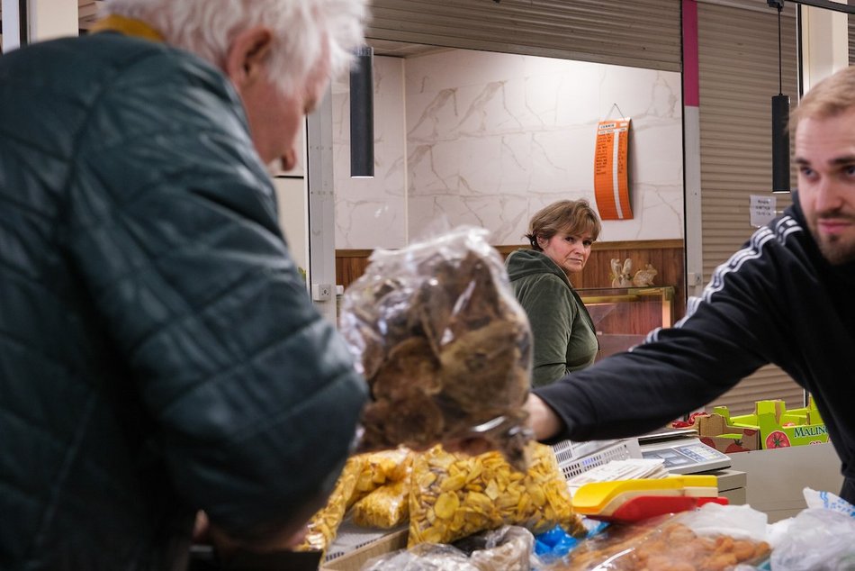 Łódź. Przedświąteczne zakupy na Rynku Bałuckim