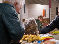 Łódź. Przedświąteczne zakupy na Rynku Bałuckim