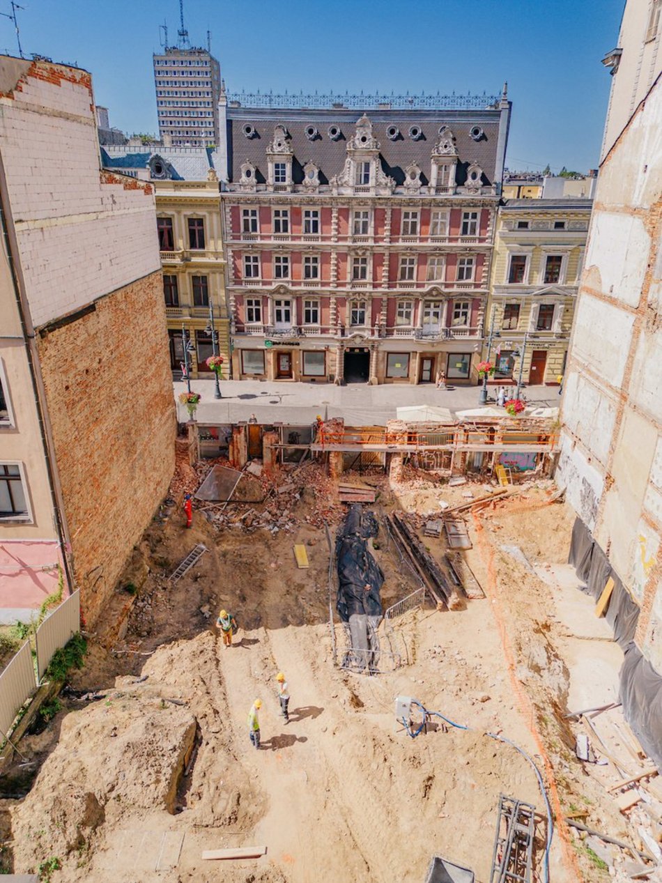 Łódź. „Dziura” przy Piotrkowskiej 58 w Łodzi znika na naszych oczach! Prace wystartowały!
