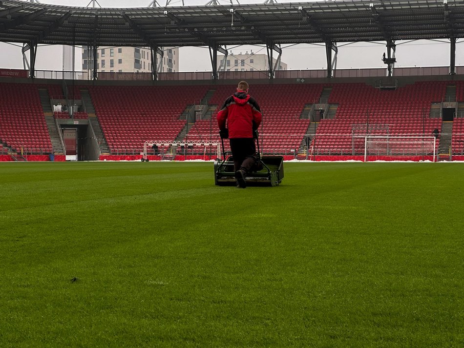 Łódź. Zima kontra murawa. Jak idą przygotowania do startu Ekstraklasy w Łodzi?