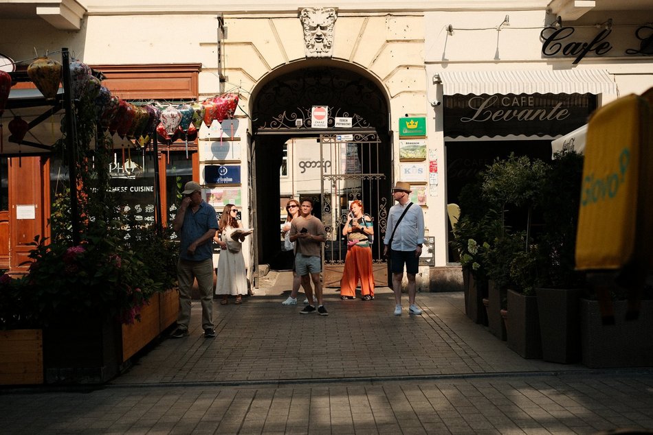 Łódź. Granie na balkonie przy Piotrkowskiej