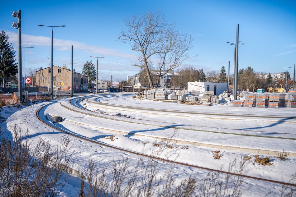 Łódź. Nowa krańcówka MPK Łódź przy Niższej nabiera kształtów. Gotowe torowisko i budynek socjalny