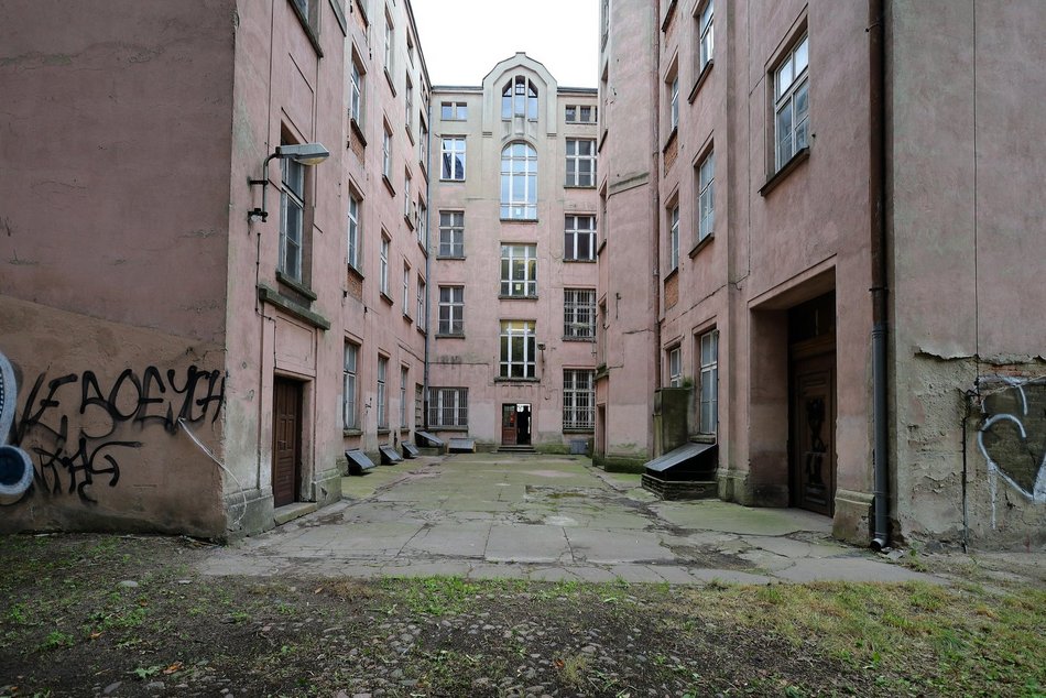 Kamienica z motylem na sprzedaż! Za ile wystawili budynek dawnego Pewexu?