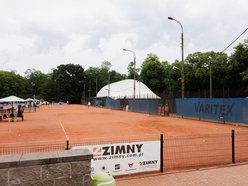 Łódź. Budowa nowoczesnego kortu tenisowego w Łodzi. Tybuny i podwieszany taras w Parku Poniatowskiego
