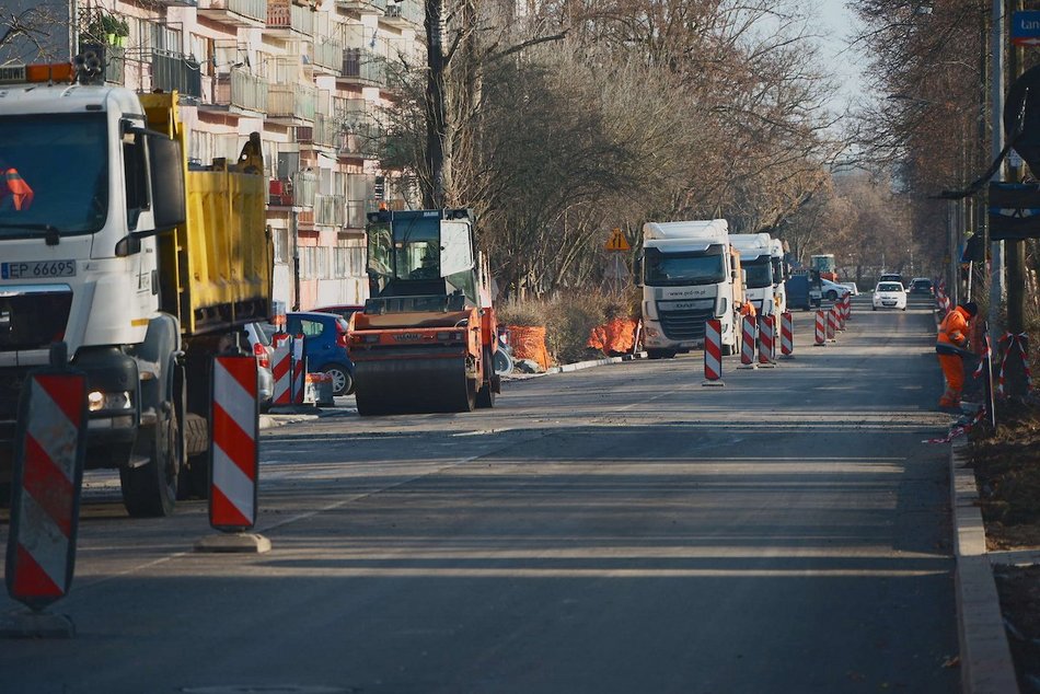 Łódź. Remont Łanowej w Łodzi. Jest już nowa jezdnia, trwają prace brukarskie