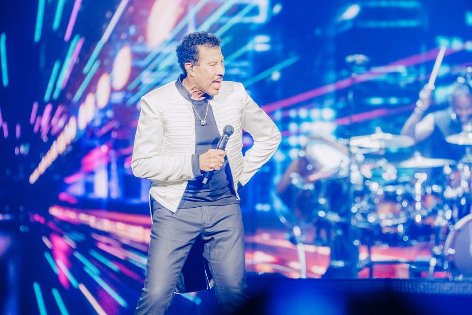 Łódź. Lionel Richie w Łodzi. Ponadczasowe hity porwały publiczność w Atlas Arenie