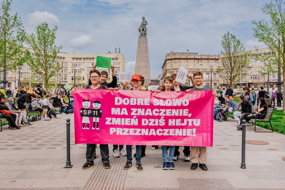Łódź. Marsz Przeciwko Przemocy i Hejtowi przeszedł Piotrkowską. Uczniowie w ważnej sprawie!