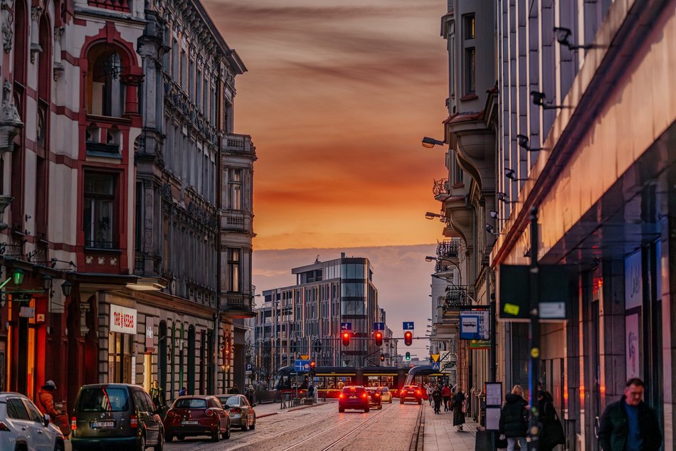 Łódź. New Iron w Łodzi o zachodzie słońca. Widok zapiera dech w piersiach!