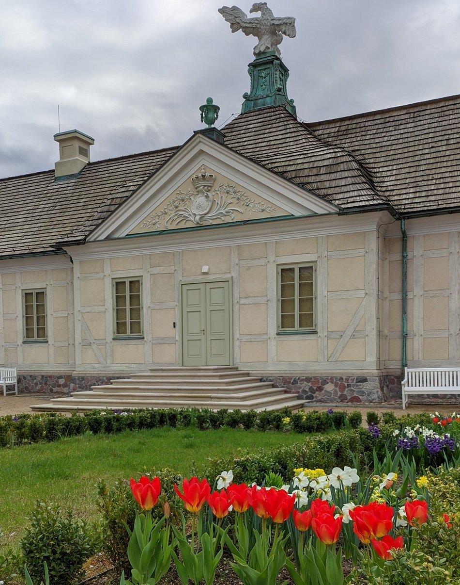 Łódź. Letnie wycieczki koło Łodzi. Pałac Saski, średniowieczny gród i diabeł Boruta