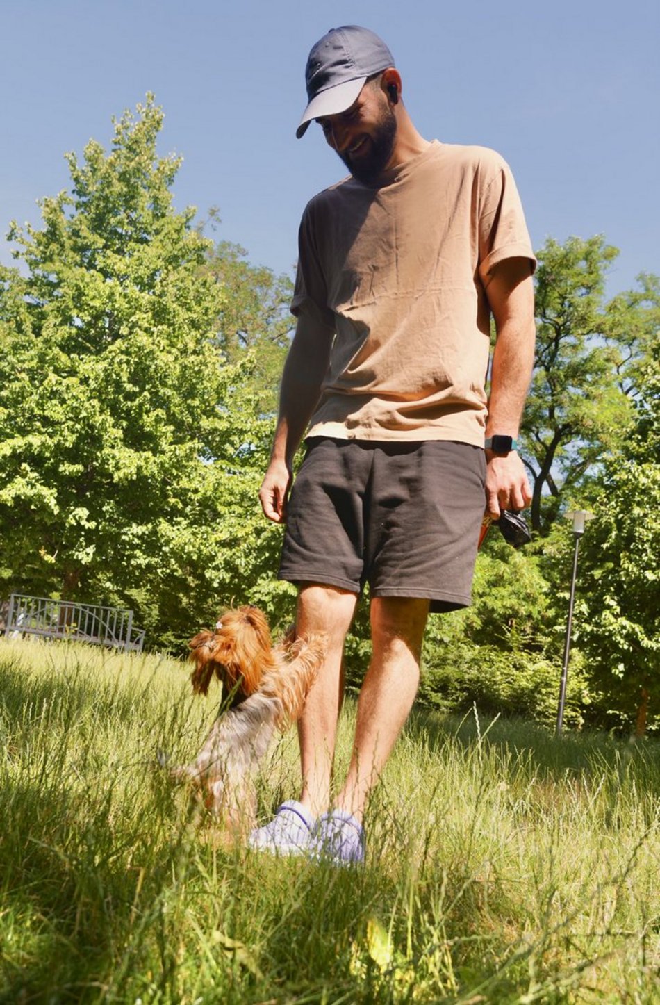 Łódź. Park Staromiejski w letnim wydaniu. Rowerzyści, dzieci i spacerowicze z pieskami