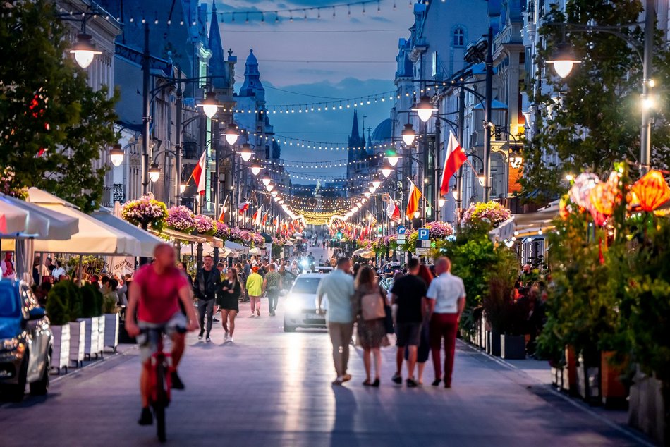 Łódź. Słupki na Piotrkowskiej w Łodzi. Najważniejsza ulica w mieście tylko dla pieszych i rowerzystów