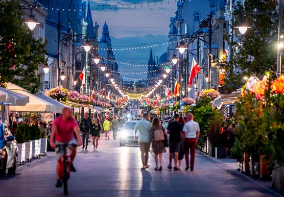 Łódź. Słupki na Piotrkowskiej w Łodzi. Najważniejsza ulica w mieście tylko dla pieszych i rowerzystów
