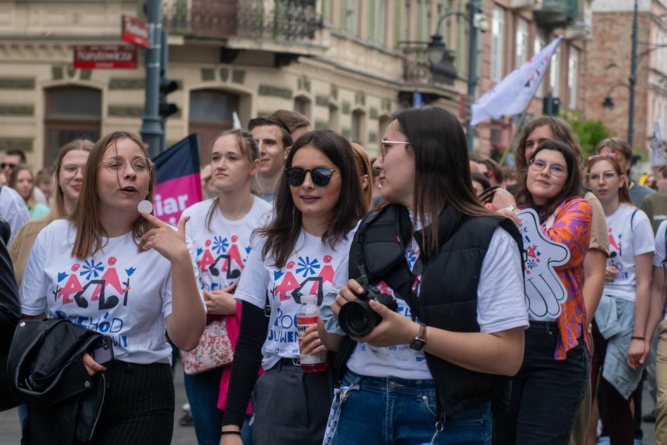 Łódź. Juwenalia 2025 w Łodzi. Kolorowy pochód studentów przeszedł Piotrkowską!