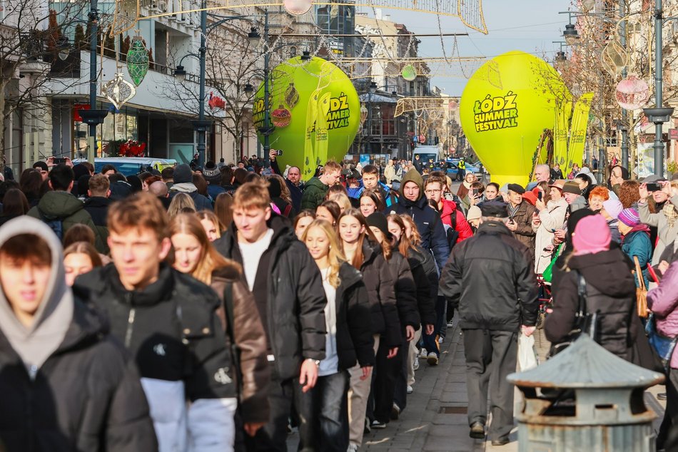 Łódź. Polonez dla Łodzi. Tłumy maturzystów zatańczyły na Piotrkowskiej. Razem z nimi łodzianie!