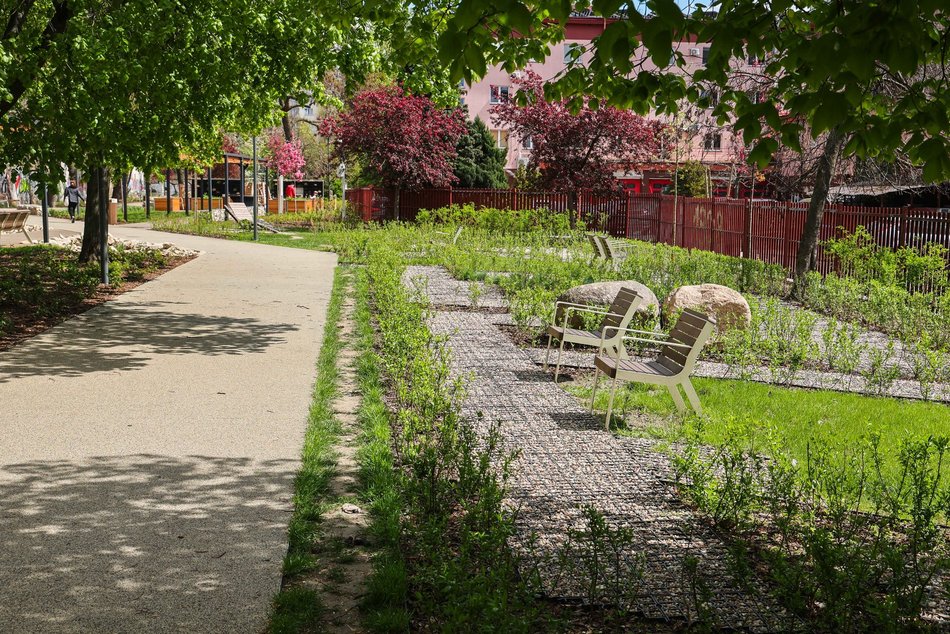 Łódź. Skwer Kunki w Łodzi zachwyca na wiosnę! To nie tylko drewniane pergole, ławki i mnóstwo zieleni