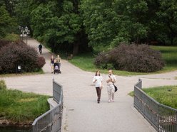 Łódź. Łodzianie spędzają czas wolny w Parku Helenów i Parku Podolskim w Łodzi. Sport i chillout