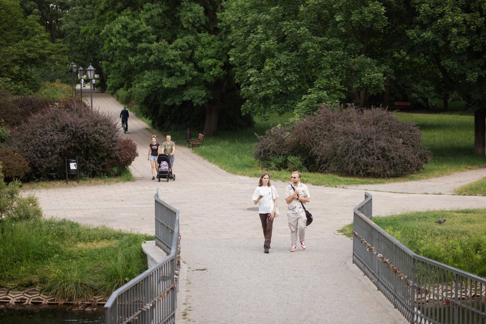 Łódź. Łodzianie spędzają czas wolny w Parku Helenów i Parku Podolskim w Łodzi. Sport i chillout