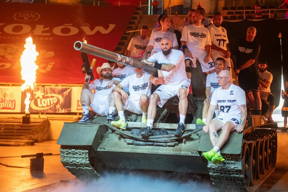 Mecz Gortat Team vs NATO w Łodzi. Czołgi, płomienie i masa sportowych emocji!