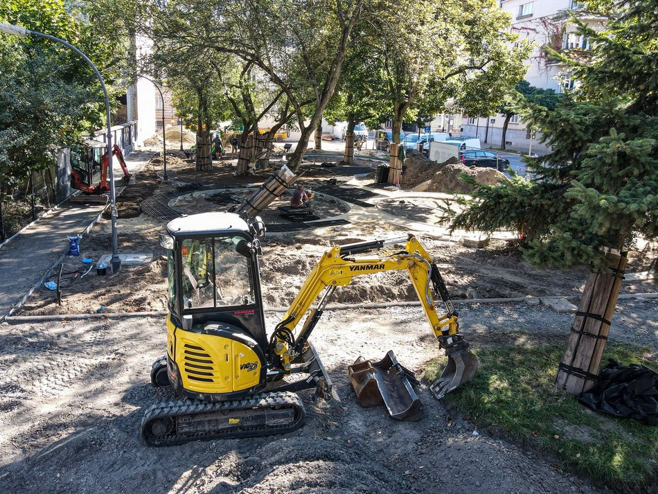 Plac Komuny Paryskiej przechodzi metamorfozę. Koniec z zaniedbanym zaułkiem