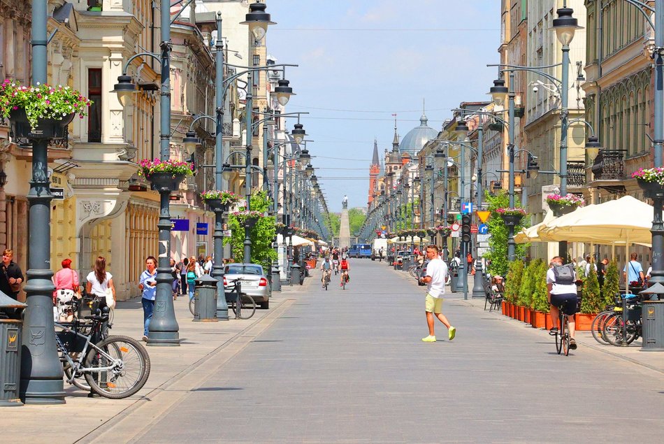 Na Piotrkowskiej i w okolicy sadzą kolorowe rośliny