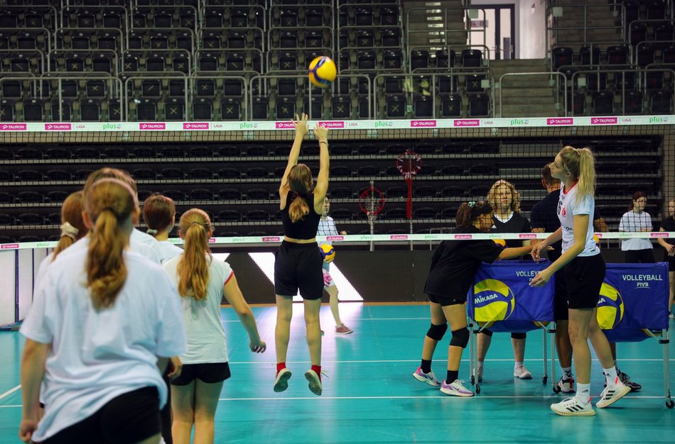 dzieci trenujące siatkówkę