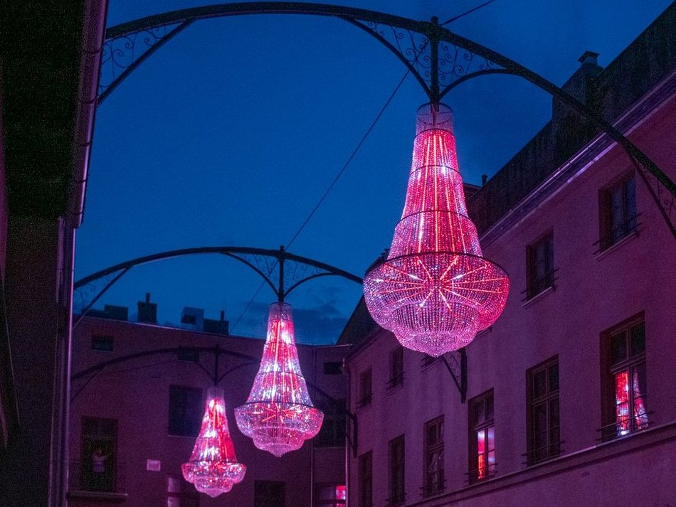 Żyrandole w podwórku przy ul. Piotrkowskiej 118