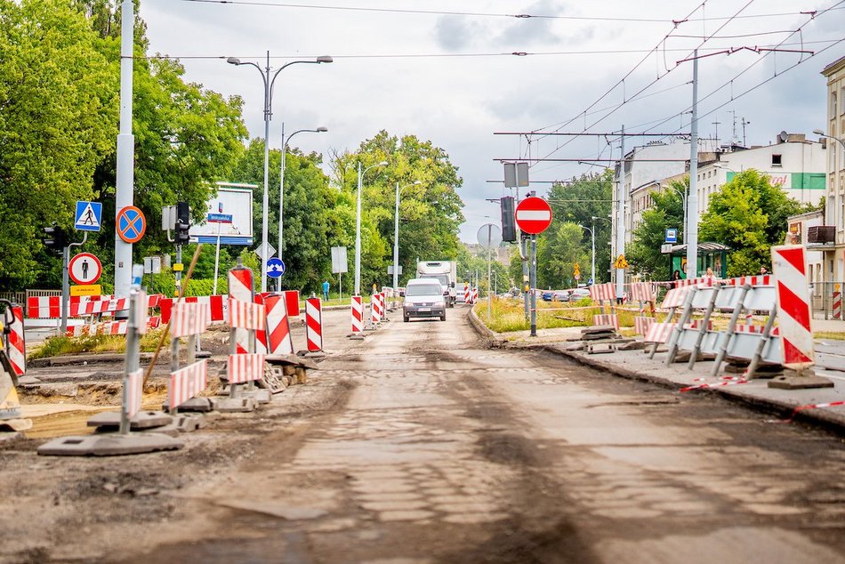 Łódź. Remont Pabianickiej w Łodzi. Powstają kolejne metry nowej nawierzchni i chodników