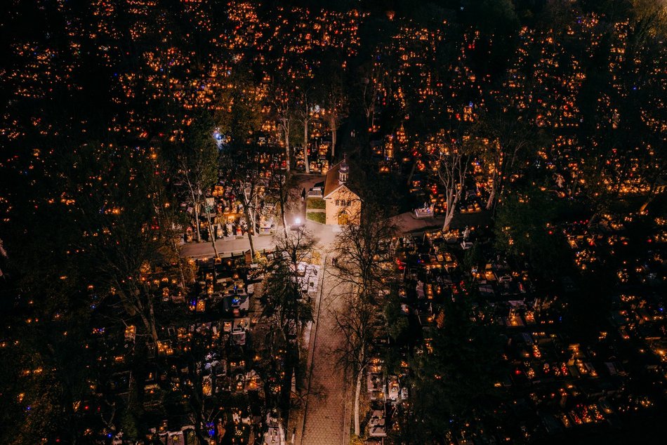 Stary Cmentarz w Łodzi z lotu ptaka. Nekropolia rozświetlona tysiącami zniczy