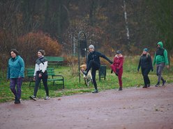 Łódź. Slow jogging w parku Julianowskim. Biegaczom z Łodzi niestraszna jesienna aura