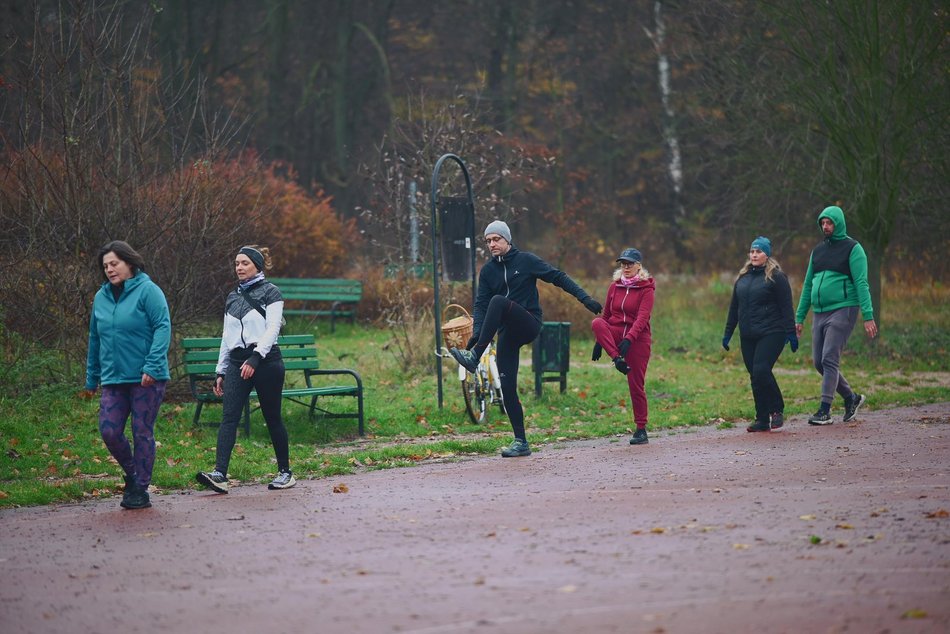 Łódź. Slow jogging w parku Julianowskim. Biegaczom z Łodzi niestraszna jesienna aura