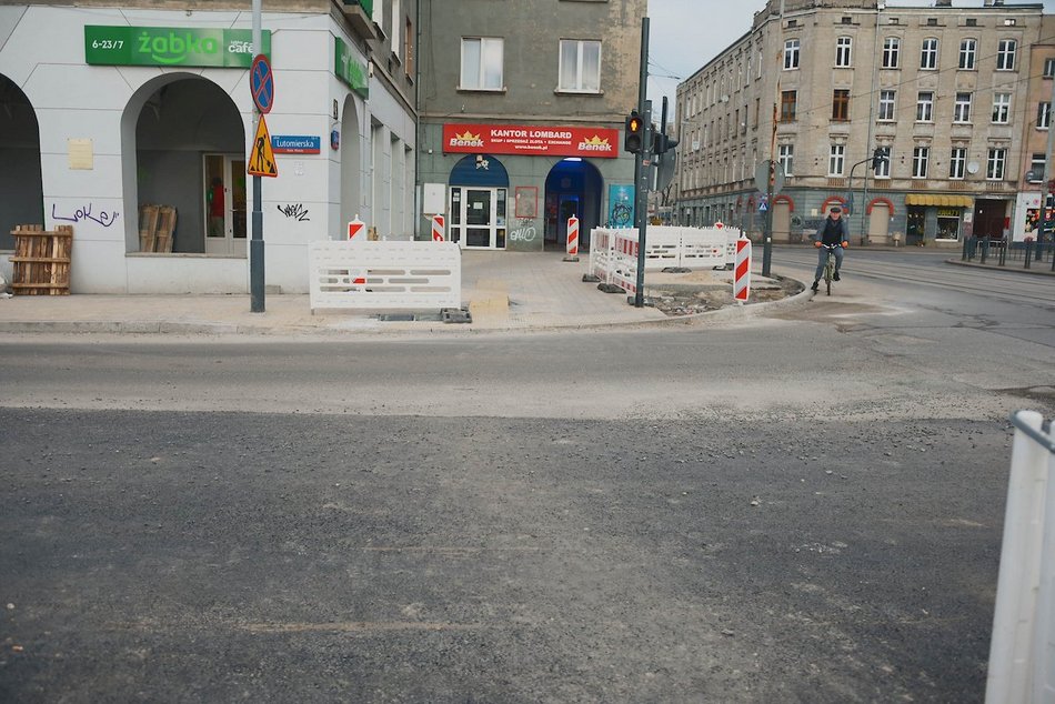 Łódź. Drogowcy ułożyli już nową nawierzchnię jezdni na Lutomierskiej