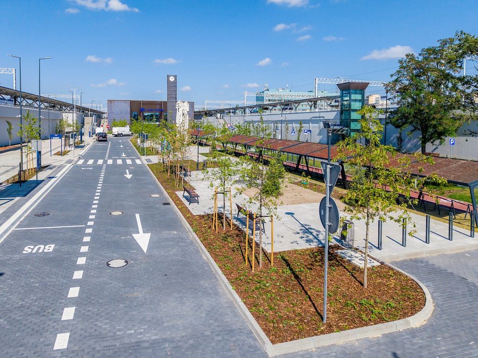 Łódź. Skwer przed dworcem Łódź Kaliska robi wrażenie! Tak zielono tam jeszcze nie było