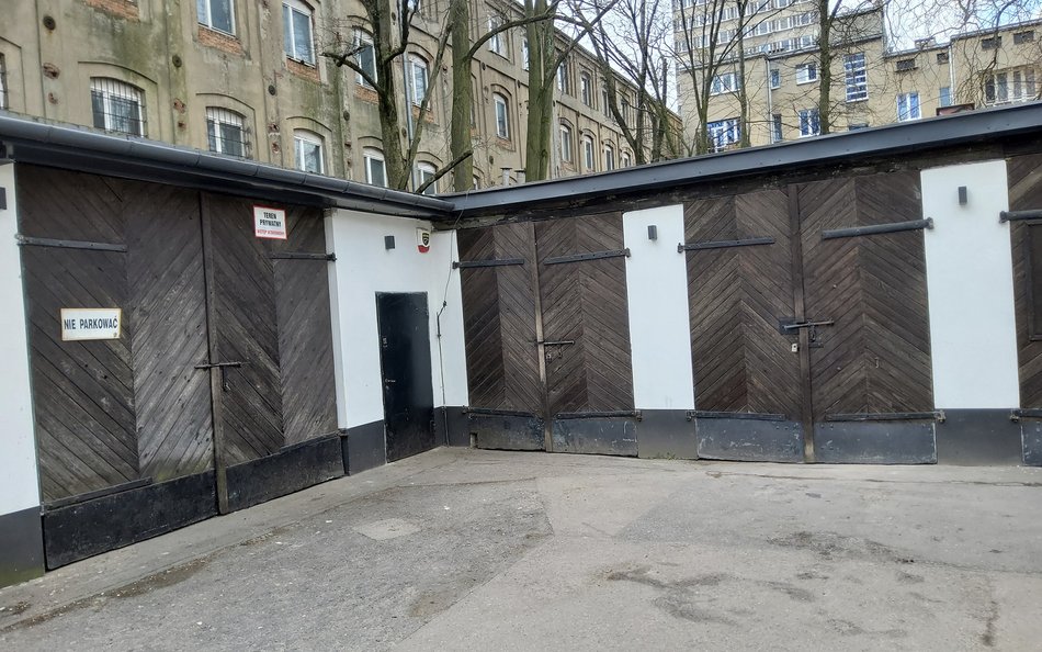 Stajnie na podwórkach w Łodzi