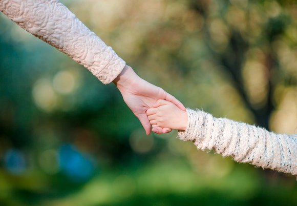 Mama trzymająca córkę za rękę