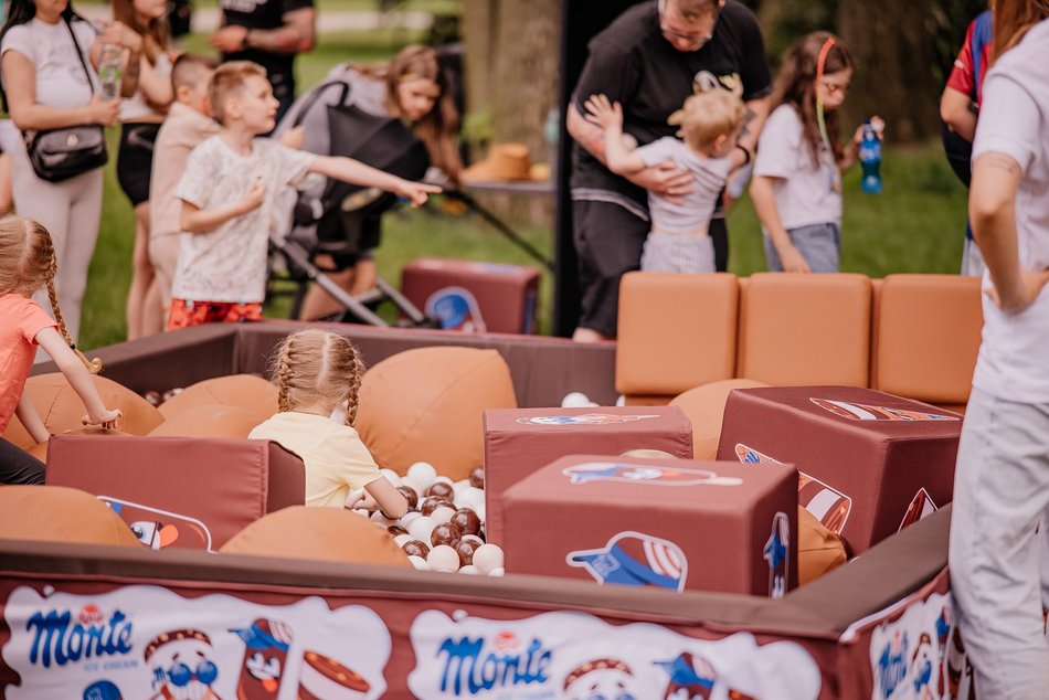 Łódź. Miejski Dzień Dziecka 2025 w Łodzi. Majka Jeżowska, dmuchańce i pokazy [ZDJĘCIA]