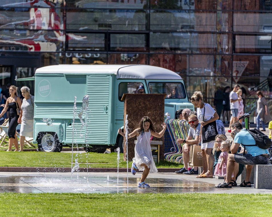 ludzie w centrum miasta