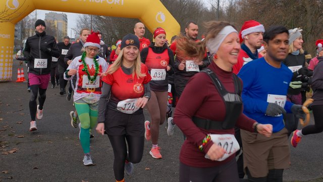 Świąteczny bieg w parku Baden-Powella w Łodzi. Wspaniała atmosfera z nutą rywalizacji [ZDJĘCIA]