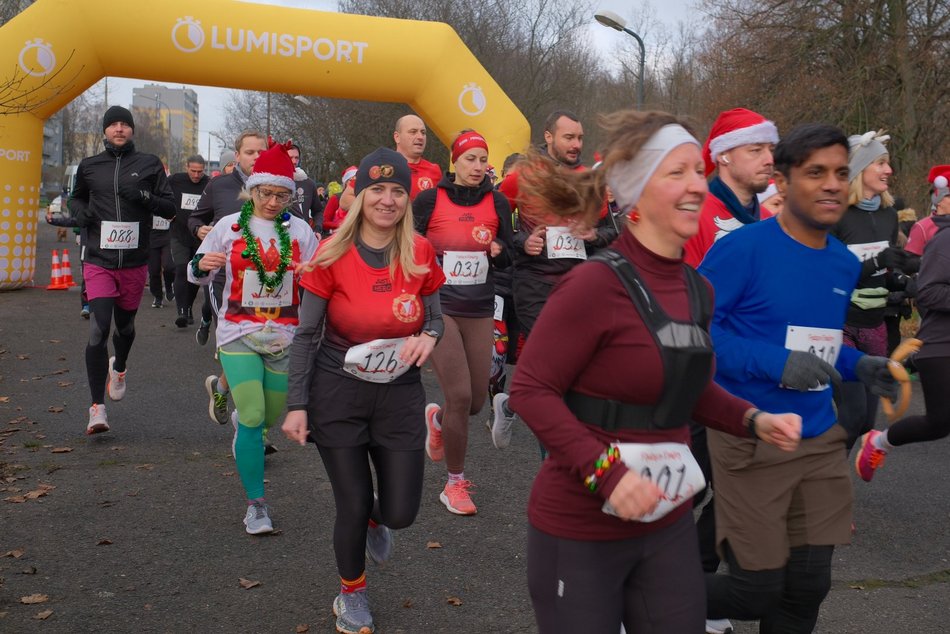 Łódź. Świąteczny bieg w parku Baden-Powella w Łodzi. Wspaniała atmosfera z nutą rywalizacji