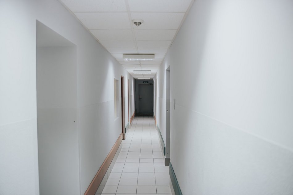 Łódź. Metamorfoza DPS przy Sierakowskiego w Łodzi. Odnowiony hol, klatka schodowa i odświeżone ściany