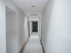 Łódź. Metamorfoza DPS przy Sierakowskiego w Łodzi. Odnowiony hol, klatka schodowa i odświeżone ściany