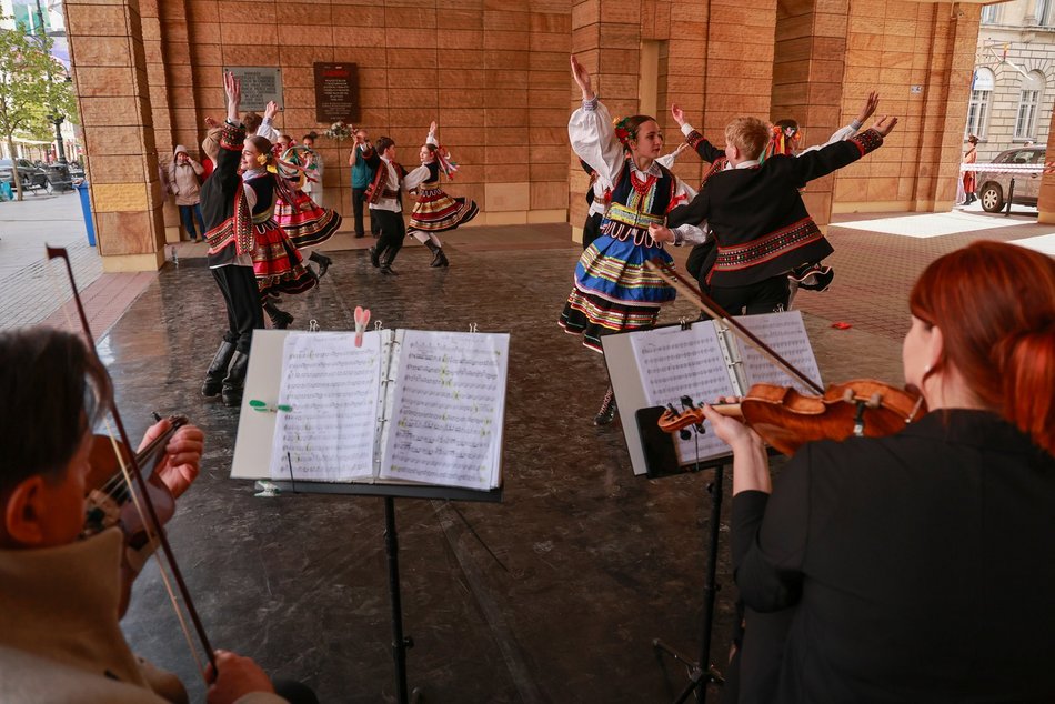 Łódź. Łodzianie uczcili je tańcem przy pomniku pisarza