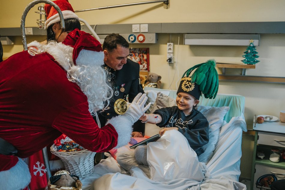 Łódź. Tradycja podtrzymana! Górnicy z Bełchatowa oddali krew i odwiedzili dzieci w Szpitalu Matki Polki w Łodzi