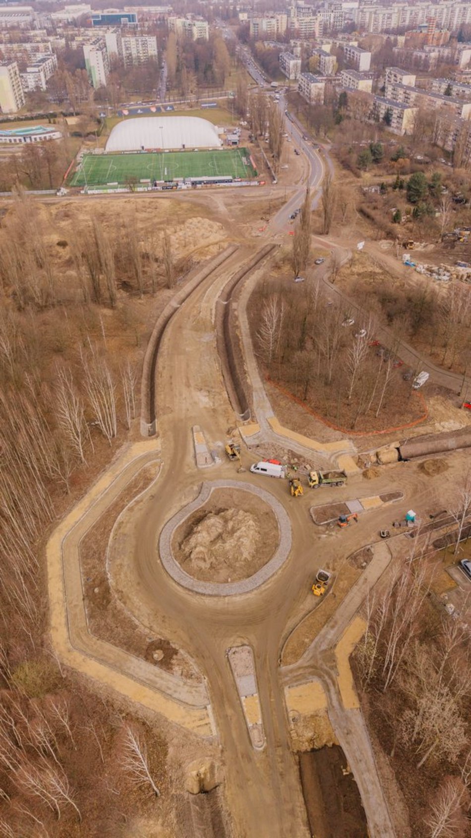 Łódź. Przedłużenie Kaczeńcowej w Łodzi. Nowe rondo przy Rąbieńskiej nabiera kształtów