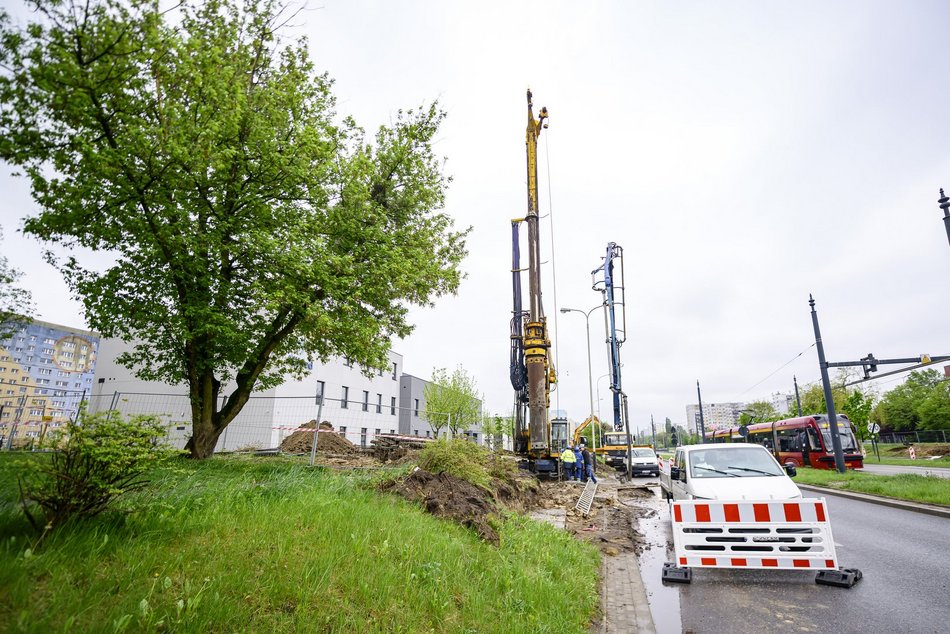 Łódź. Budowa kładki nad al. Mickiewicza (przy ul. Hubala)