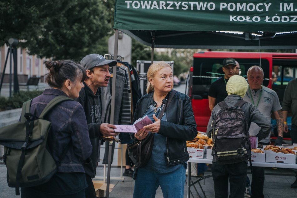 Łódź. Namiot Pełen Wsparcia w Pasażu Schillera już działa! Specjaliści pomagają potrzebującym