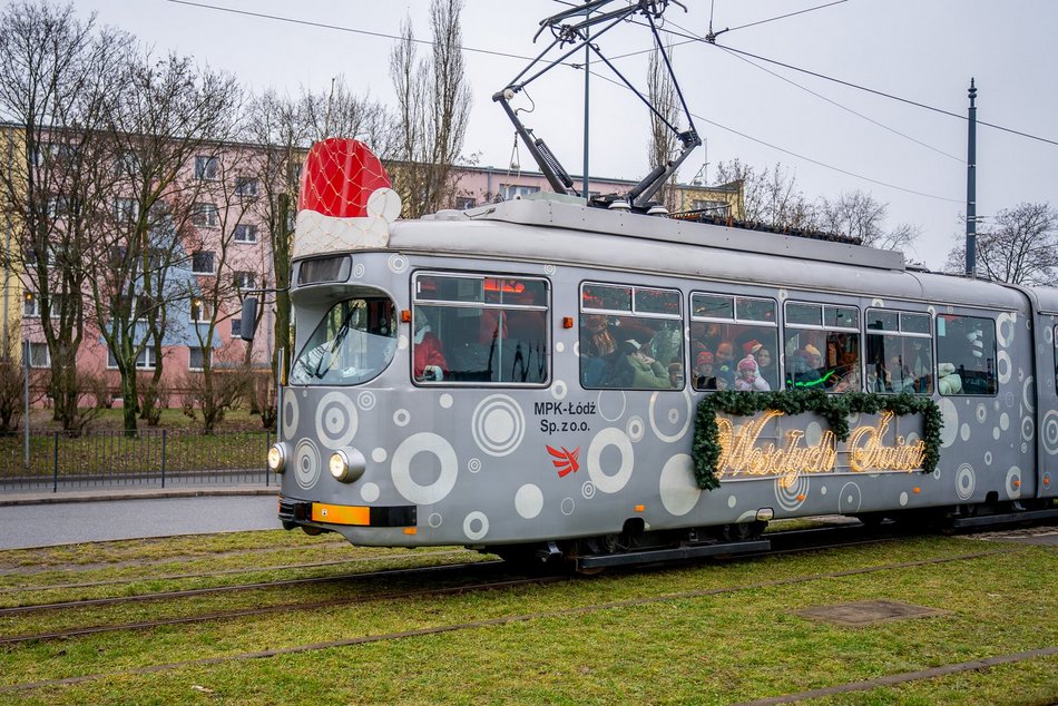 Łódź. Mikołajkowy tramwaj MPK Łódź już pędzi po mieście! Zobacz, jak się prezentuje