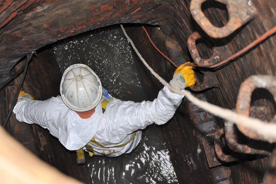 Pracownicy ZWIK uszczelnili kanalizację, koniec z utrudnieniami ruchu