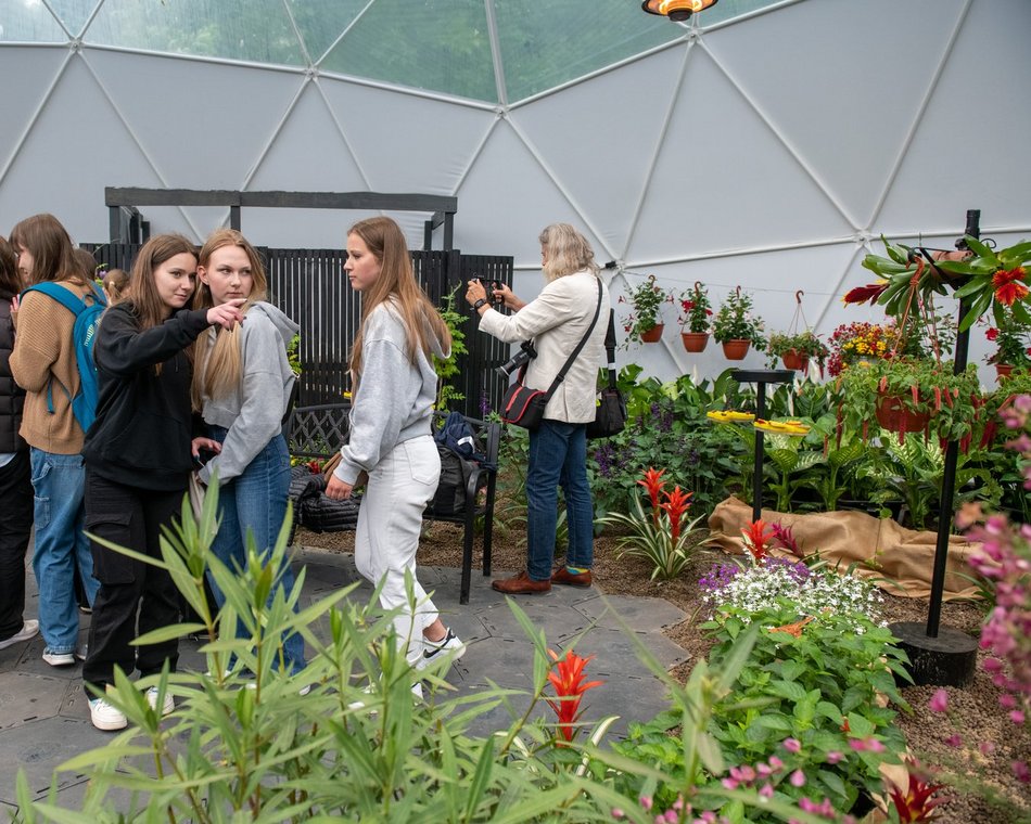 Motylarnia w Orientarium Zoo Łódź - motyle i odwiedzający w motylarni